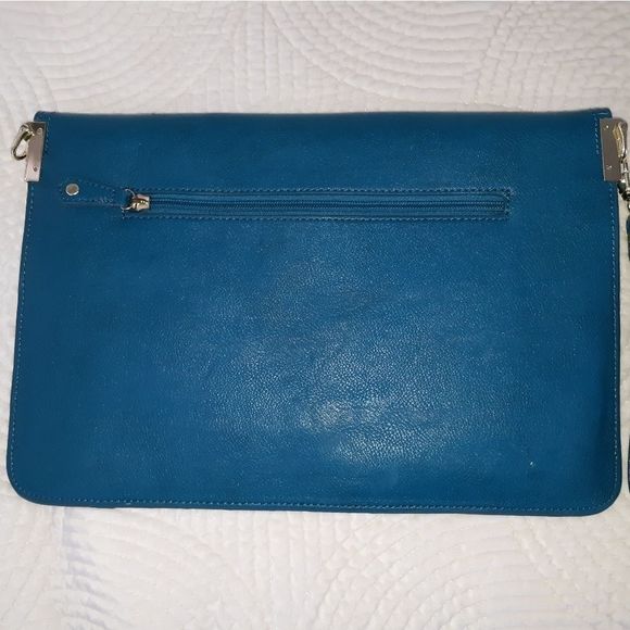 Mislogirl clutch with gold chain & wrist strap optional - Picture 7 of 10